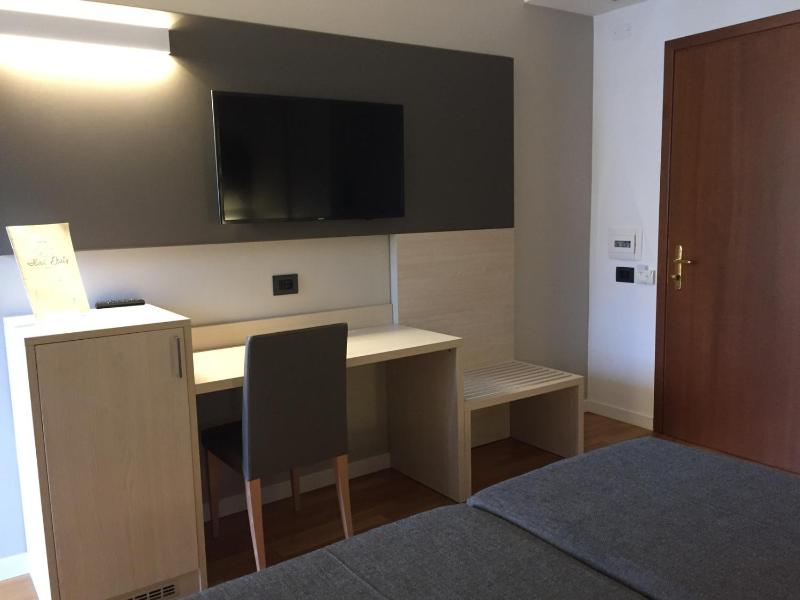 Double or Twin Room image 3