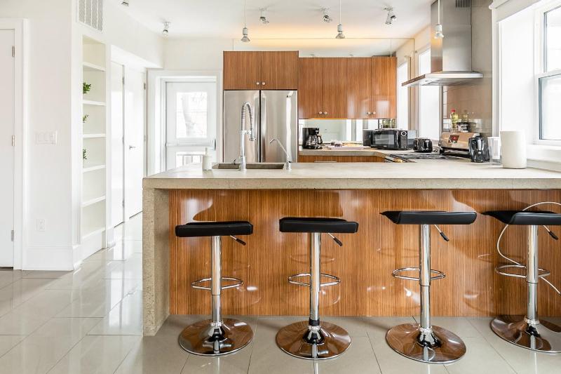 The Logan - Stylish 2BR Suite w Portable AC in Leslieville - image 6