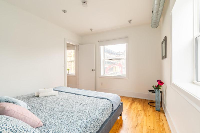 The Logan - Stylish 2BR Suite w Portable AC in Leslieville - image 12