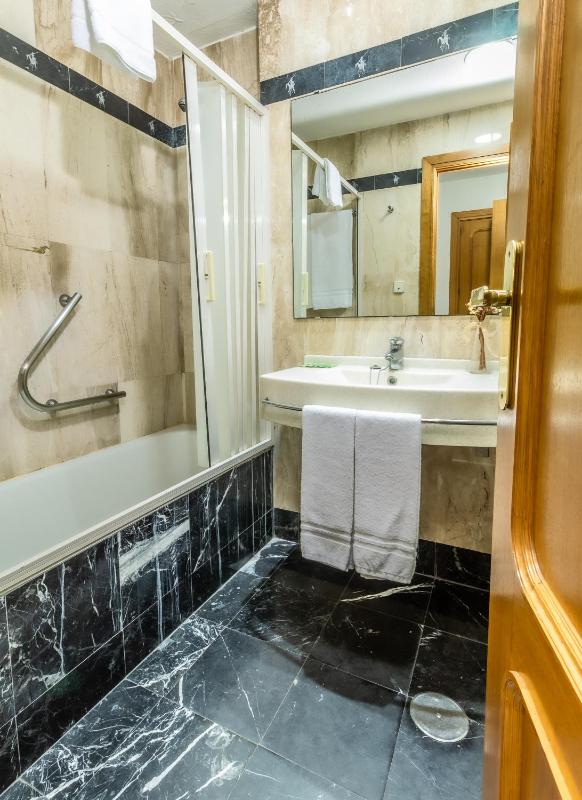 Standard Triple Room image 2