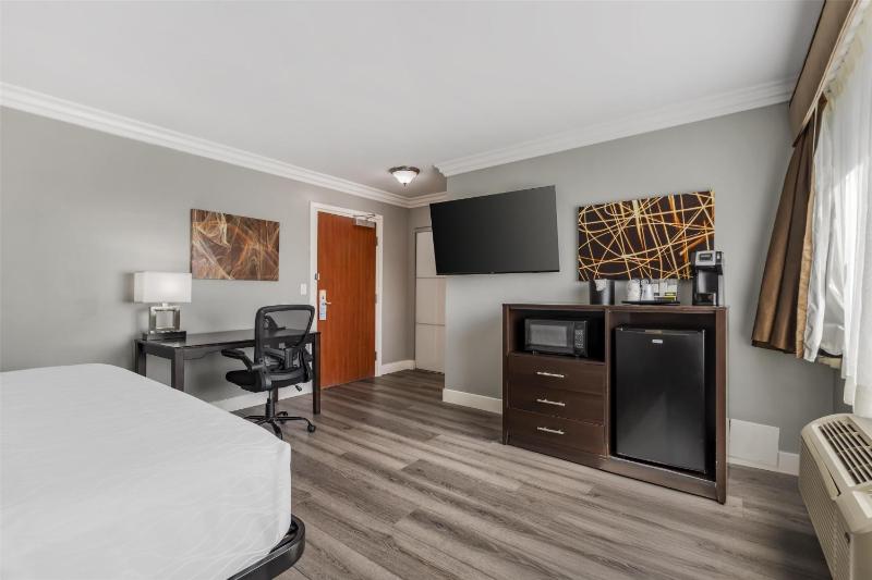 Best Western Plus LA Mid-Town Hotel - image 2
