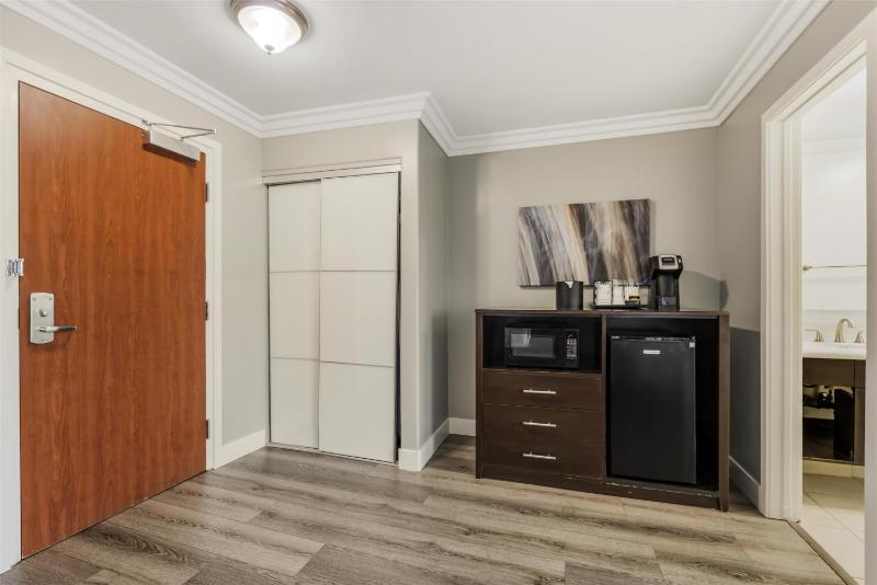 Best Western Plus LA Mid-Town Hotel - image 15