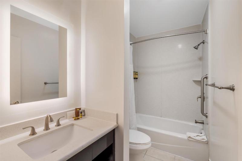 Best Western Plus LA Mid-Town Hotel - image 11