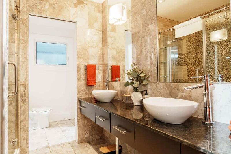 4 Bed Home Along River Near DT AC Hot Tub - image 7