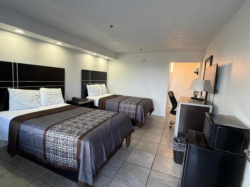 Standard Room with Two Double Beds image 4