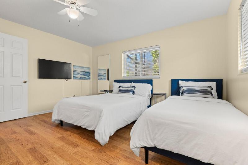 Stylish Home near Anna Maria Island with heated pool - image 40