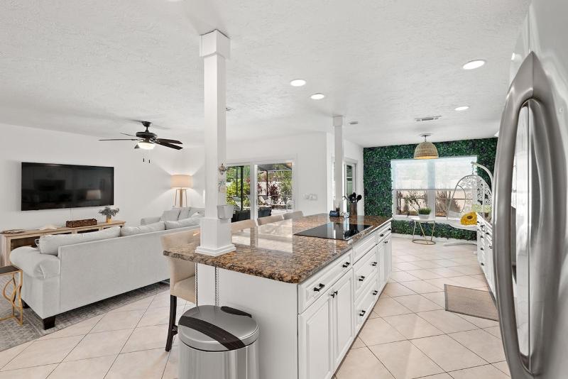 Stylish Home near Anna Maria Island with heated pool - image 9