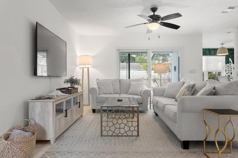 Stylish Home near Anna Maria Island with heated pool - image 22