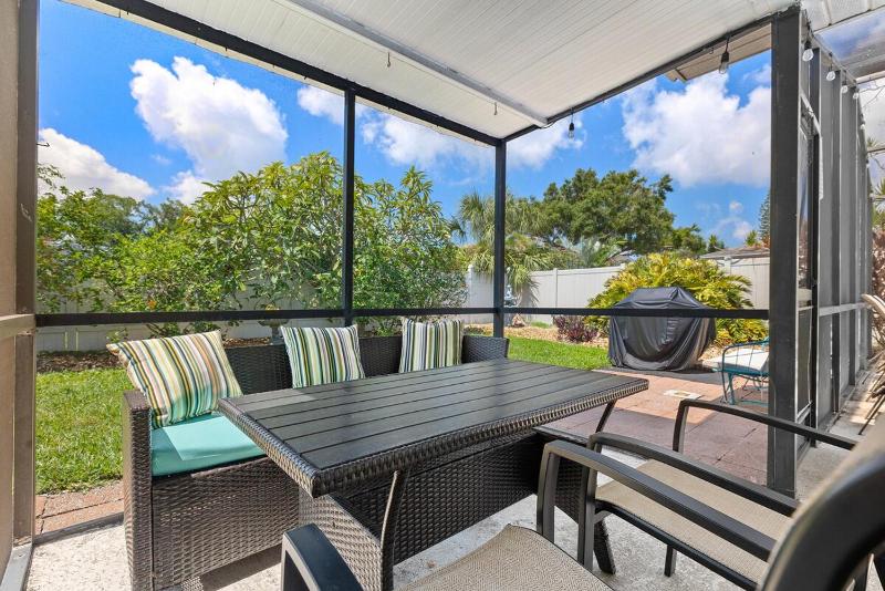 Stylish Home near Anna Maria Island with heated pool - image 29
