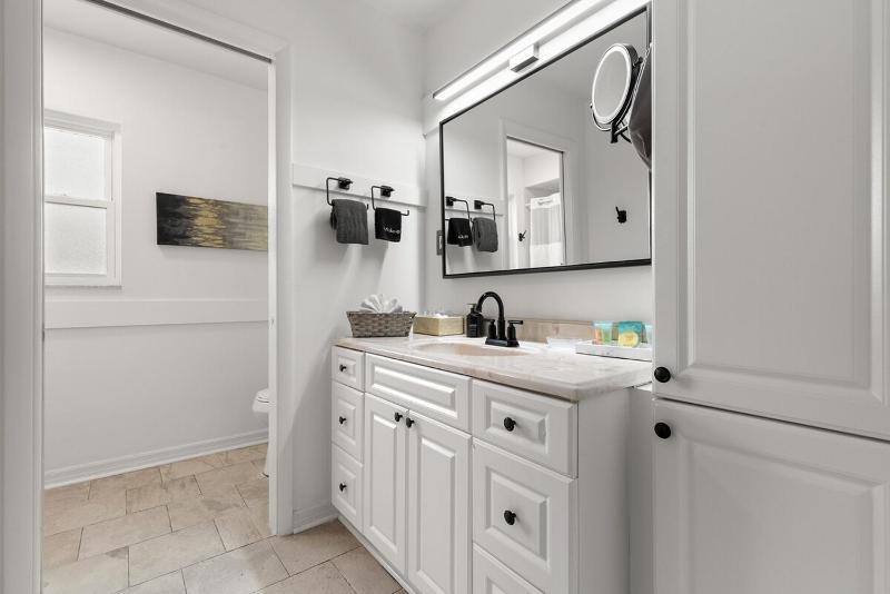 Stylish Home near Anna Maria Island with heated pool - image 11