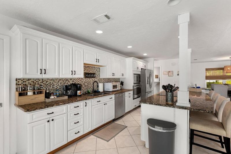 Stylish Home near Anna Maria Island with heated pool - image 3