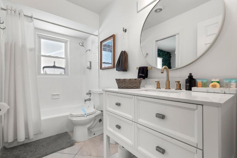 Stylish Home near Anna Maria Island with heated pool - image 14
