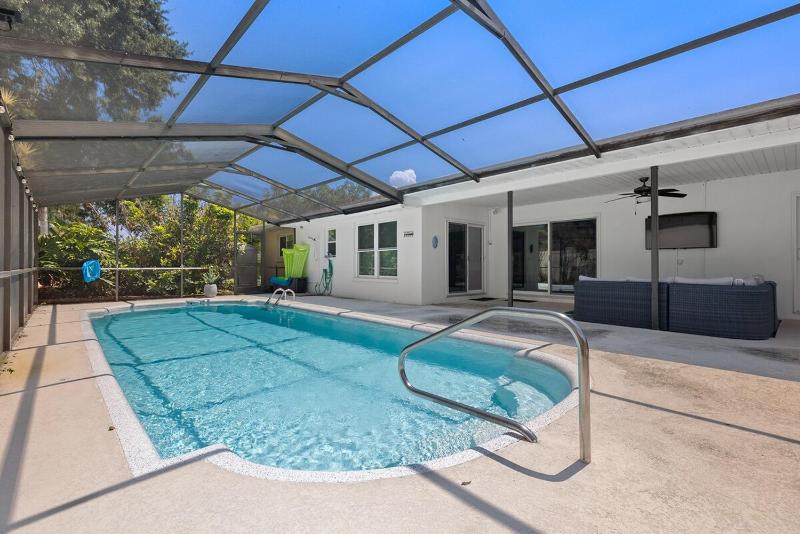 Stylish Home near Anna Maria Island with heated pool - image 18