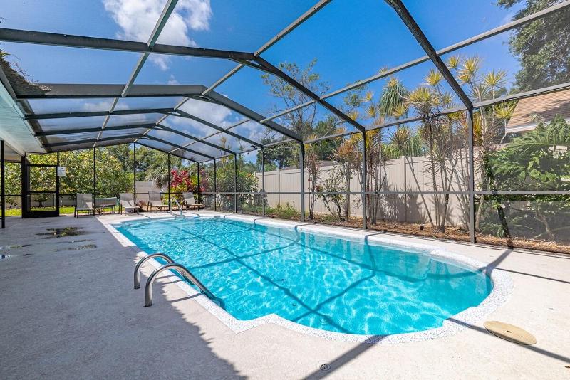 Stylish Home near Anna Maria Island with heated pool - image 6