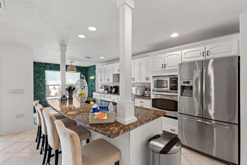 Stylish Home near Anna Maria Island with heated pool - image 8