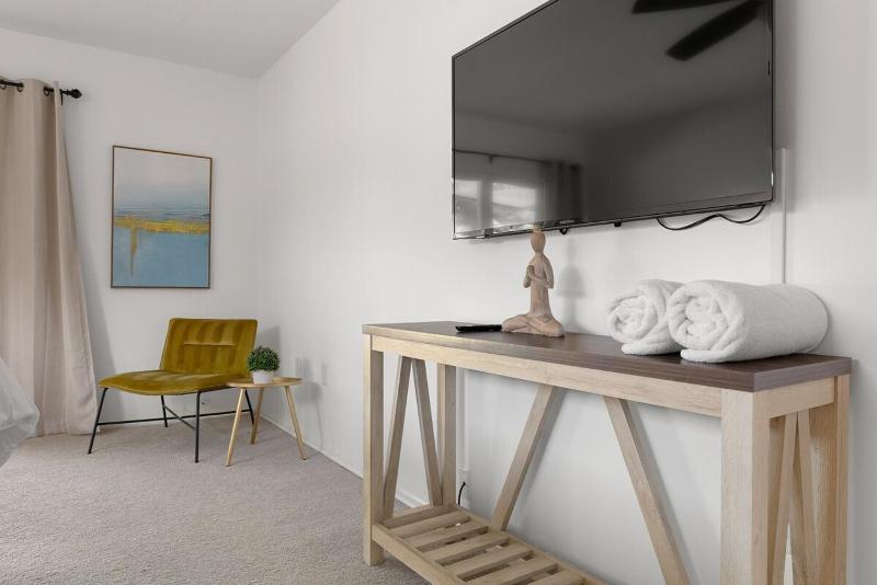 Stylish Home near Anna Maria Island with heated pool - image 16