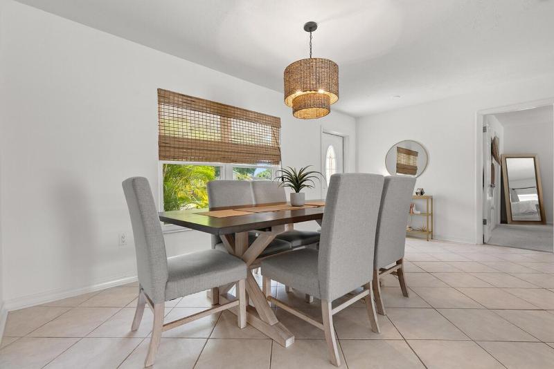 Stylish Home near Anna Maria Island with heated pool - image 27