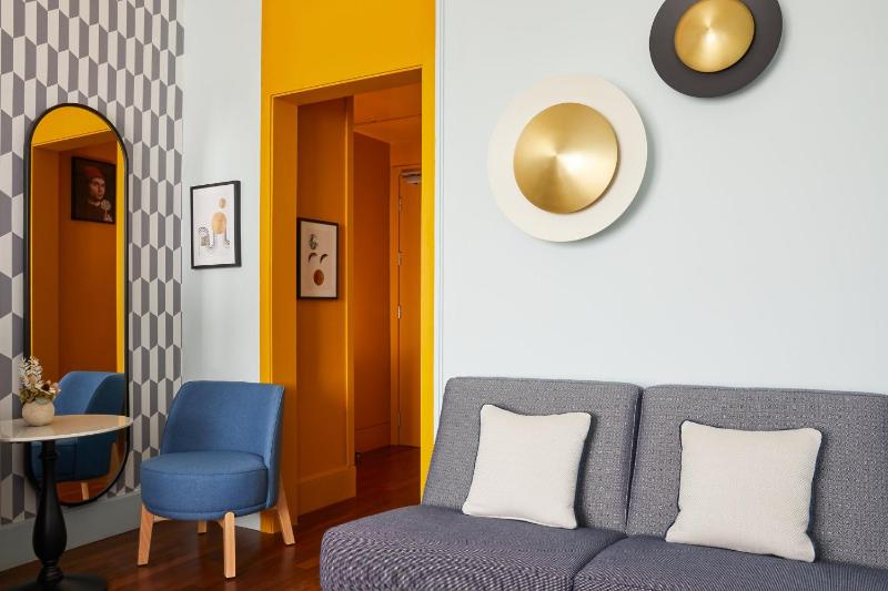 Premium Queen Room with sofa bed image 3