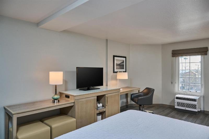 King Room with King Bed - Non-Smoking image 4