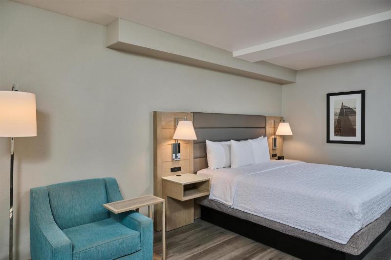 King Room with King Bed - Non-Smoking image 3