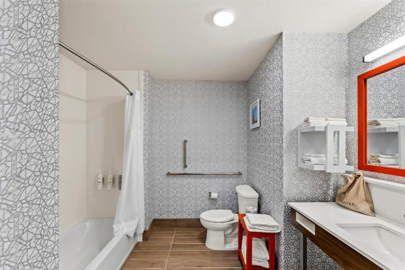 Queen Room with Two Queen Beds - Mobility Access/Non-Smoking image 1