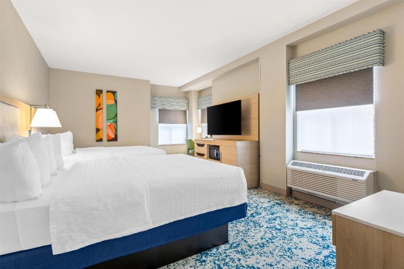 Queen Room with Two Queen Beds - Non-Smoking image 4