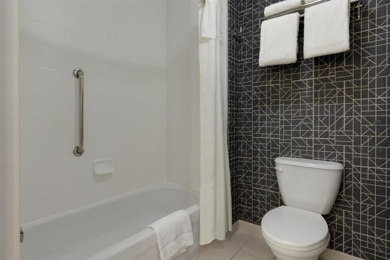 One-Bedroom Queen Suite with Two Queen Beds - Non-Smoking image 3