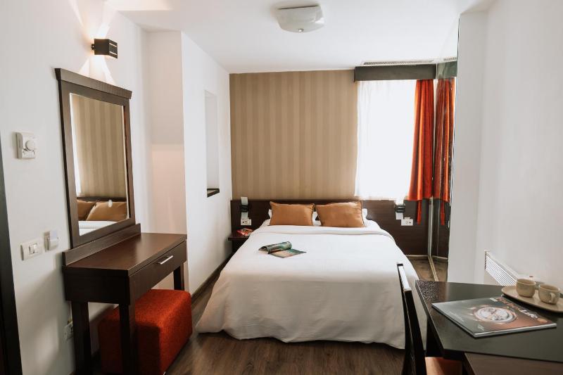 Standard Double Room image 3