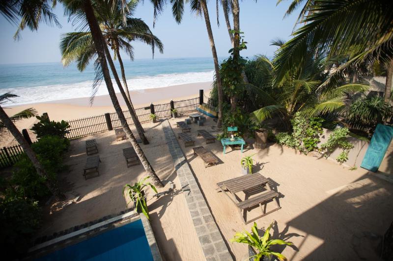 Hikks Villa Beachfront with Pool - image 6