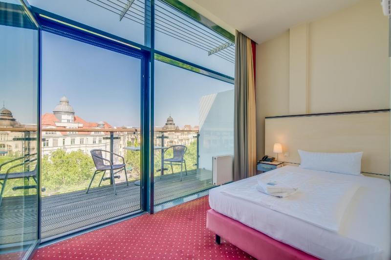 Single Room with Terrace image 2