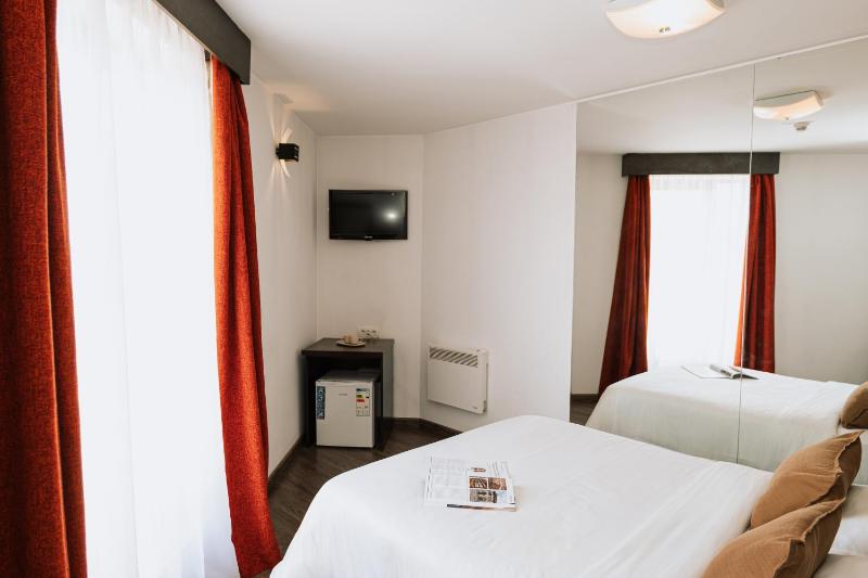 Double Room with Terrace image 3
