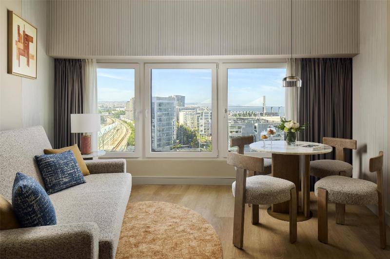 Junior Suite with River View image 3