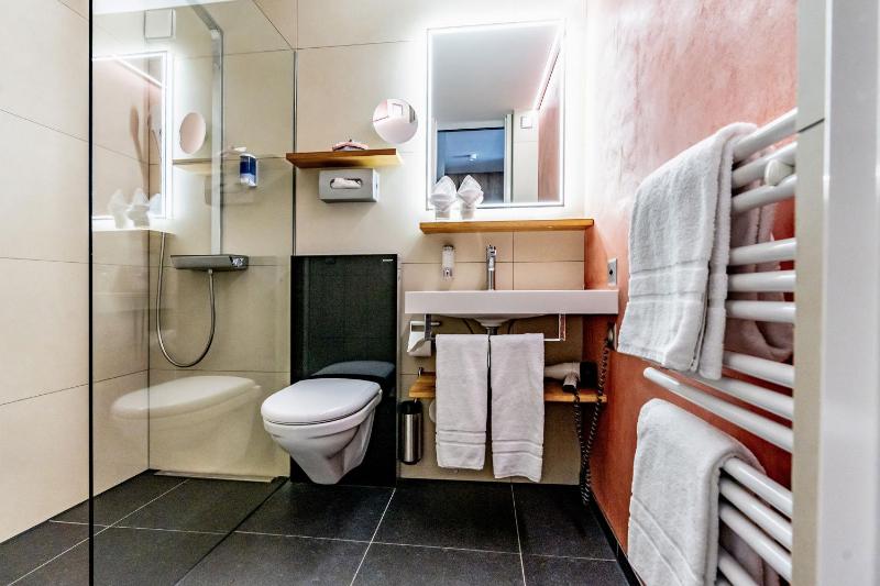 Double Room with Balcony image 2
