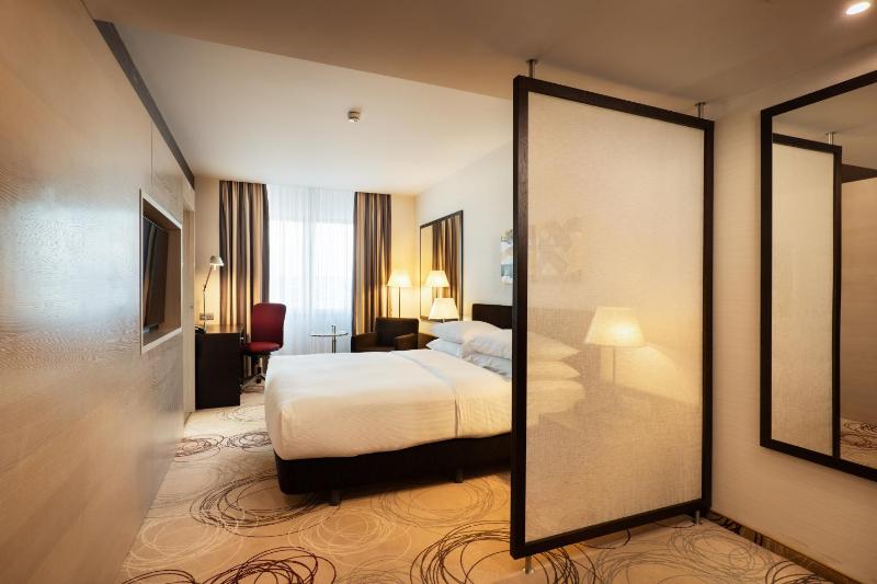 Deluxe King Room image 1