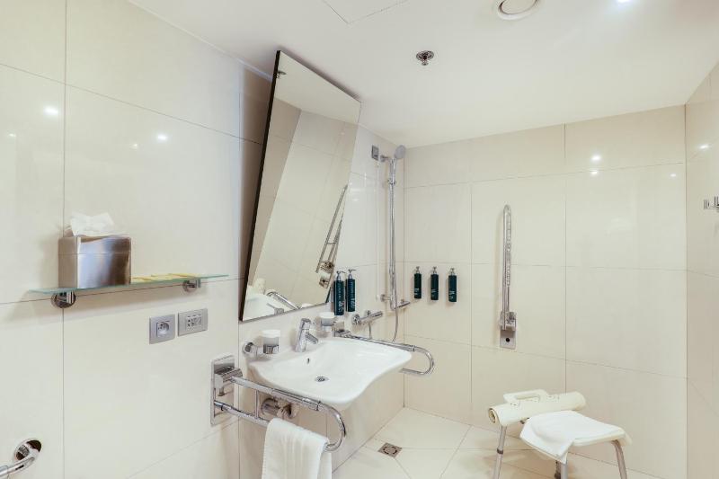 King Suite - Accessible image 4