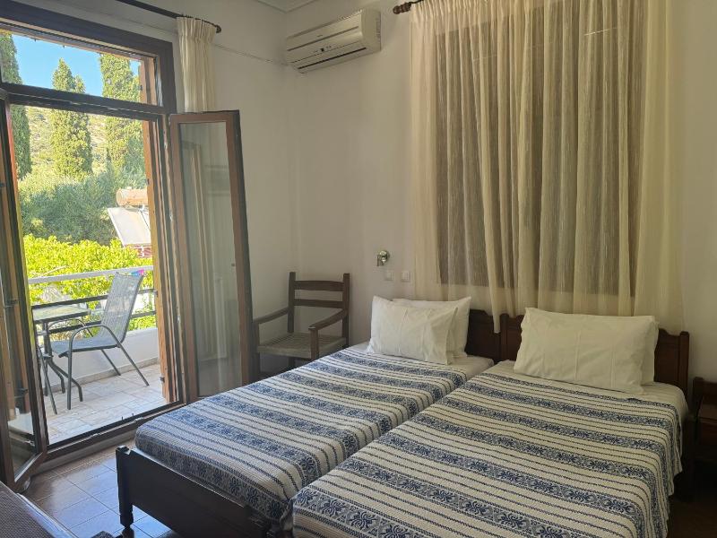 Twin Room with Balcony image 4