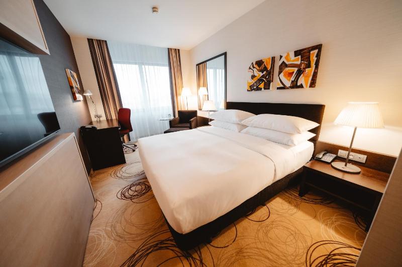 King Guest Room image 4