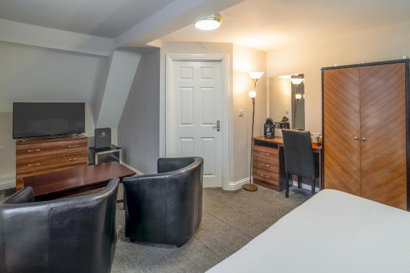 Standard Twin Room image 3