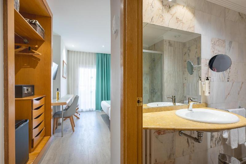 Double or Twin Room (2 Adults + 1 Child) image 2