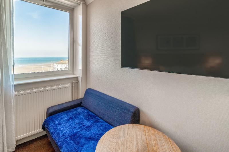 Standard Family Room image 2
