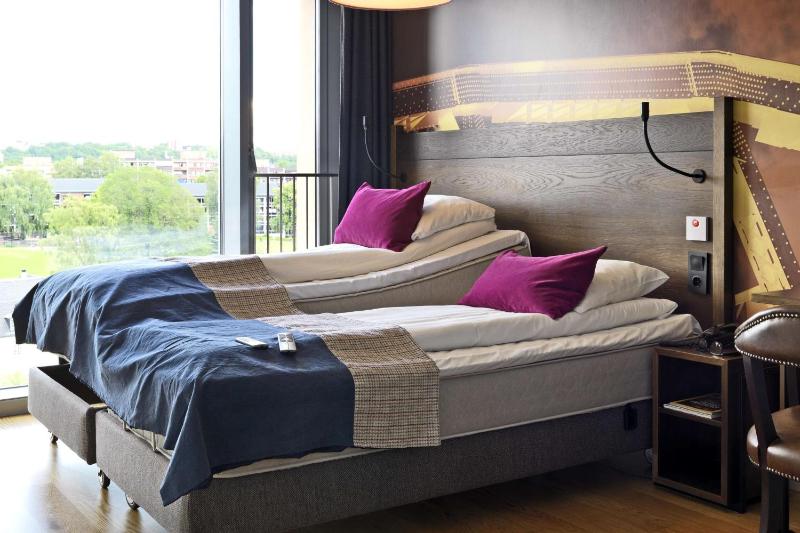 Standard Twin Room image 4