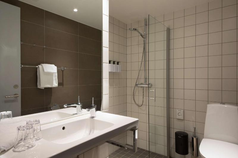 Standard Queen Room image 3