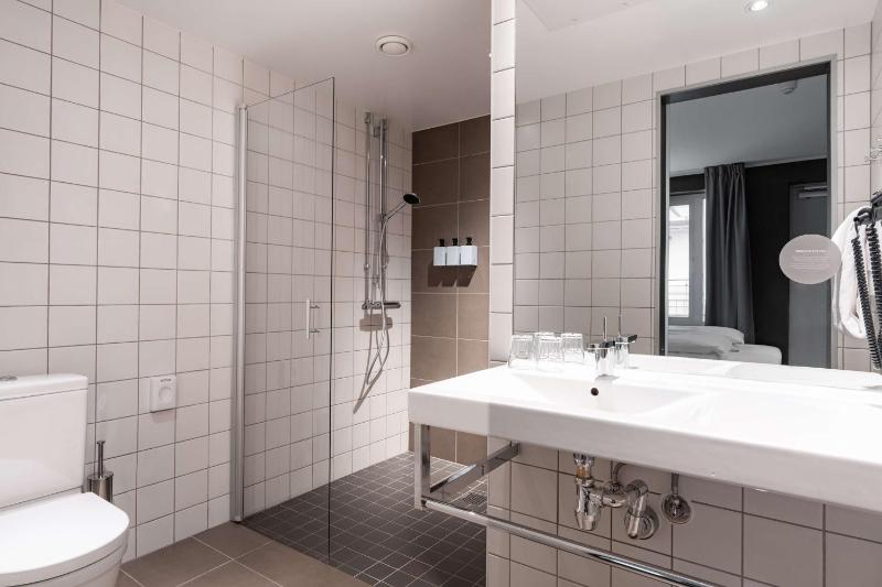 Deluxe Queen Room image 3