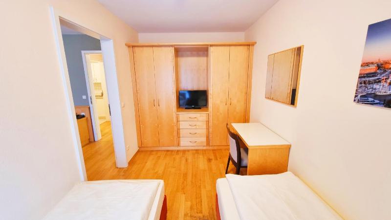 Large Twin Room image 4