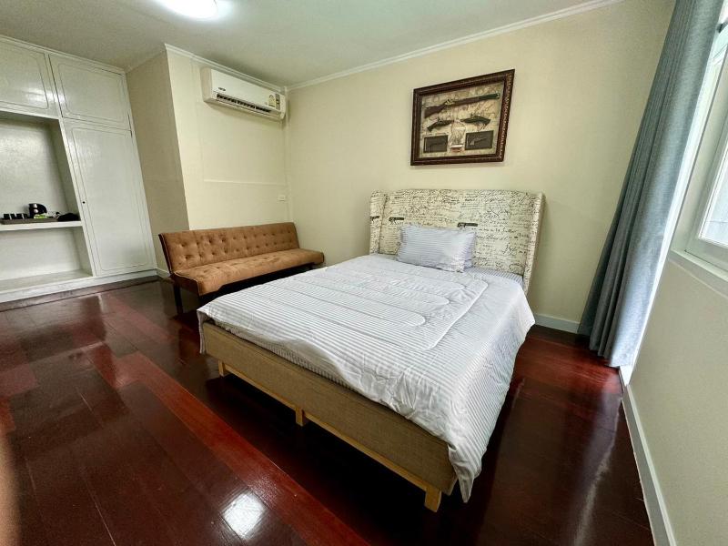 I LOVE BANGKOK - Thai Style Room near Skytrain Asok T21 and EM District Malls - image 3