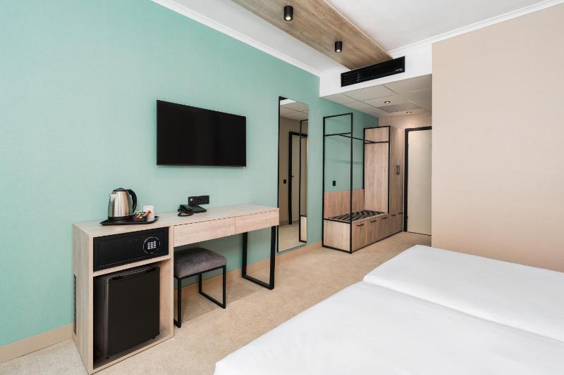 Deluxe Room with City View image 2