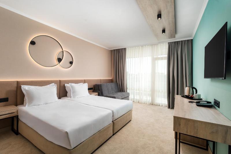 Deluxe Room with City View image 4