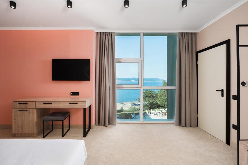 Suite with Sea View image 3