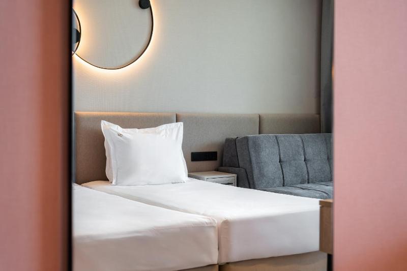 Deluxe Room with Sea View image 3
