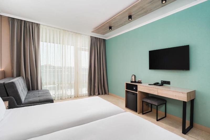Deluxe Twin Room with City View image 4